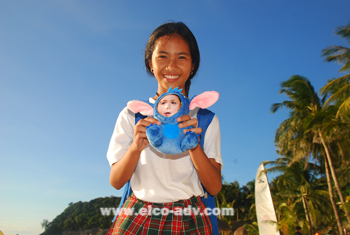 игрушка с 3D лицом в руках у филиппинской девочки
